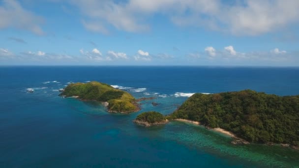 Vista aérea Vista marítima com ilha tropical, praia, rochas e ondas. Catanduanes, Filipinas . — Vídeo de Stock