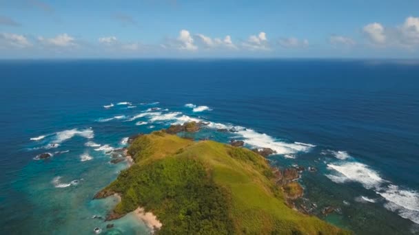 Vista aérea Vista marítima com ilha tropical, praia, rochas e ondas. Catanduanes, Filipinas . — Vídeo de Stock