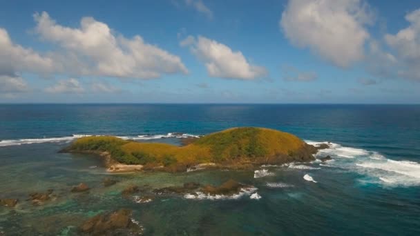 Vista aérea Paisaje marino con isla tropical, playa, rocas y olas. Catanduanes, Filipinas . — Vídeos de Stock