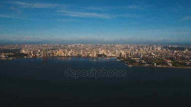 Gökdelenleri ve binaları olan bir havacılık şehri. Filipinler, Manila, Makati.