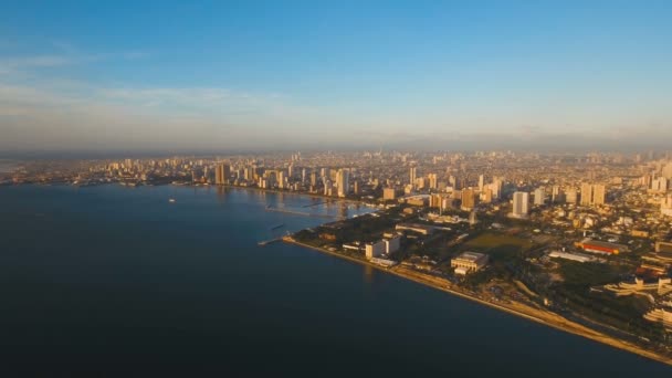 Cidade aérea com arranha-céus e edifícios. Filipinas, Manila, Makati. — Vídeo de Stock