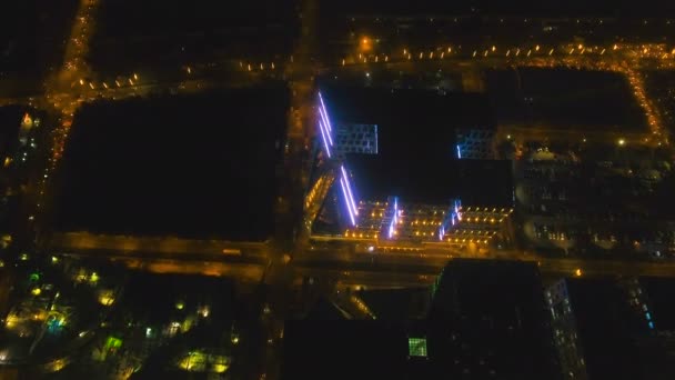 Luchtfoto van de stad met wolkenkrabbers en gebouwen door de nacht. Filipijnen, Manilla, Makati. — Stockvideo