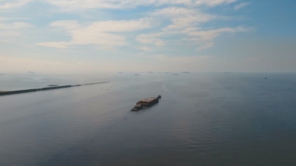 Flygfoto bogserbåt och pråm i havet. Filippinerna, Manila. — Stockvideo