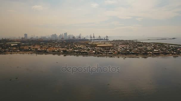 Widok z lotu ptaka slumsach Manila, biedny dzielnicy. Filipiny, Manila — Wideo stockowe