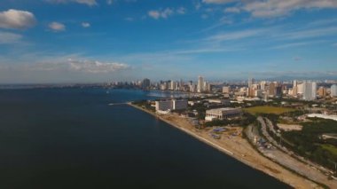 Gökdelenleri ve binaları olan bir havacılık şehri. Filipinler, Manila, Makati.