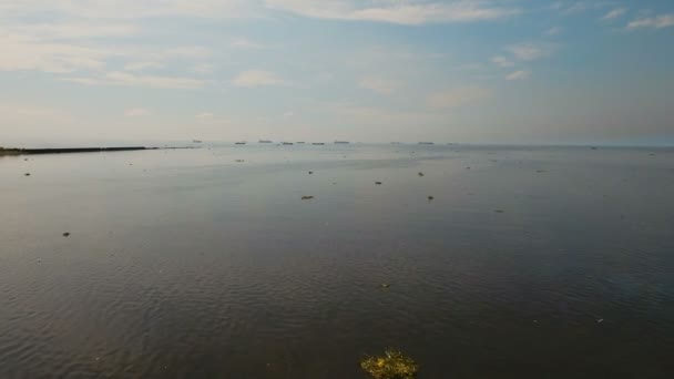 空中货运船舶停泊在海中。菲律宾马尼拉. — 图库视频影像