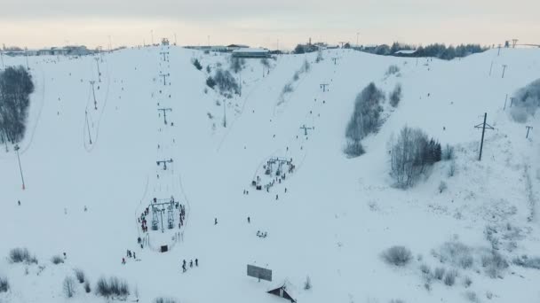 Station de ski en hiver. Vue aérienne . — Video