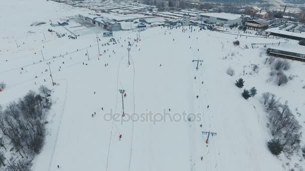 Ośrodek narciarski w sezonie zimowym. Widok z lotu ptaka. — Wideo stockowe