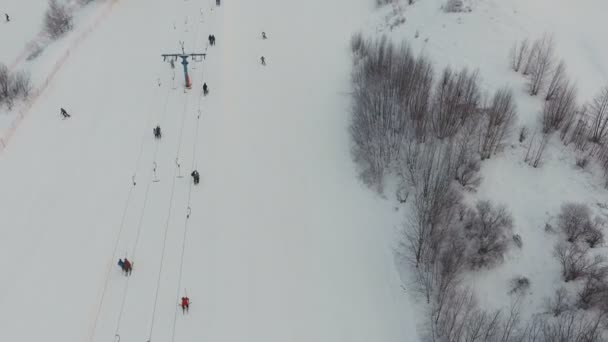 Estación de esquí en la temporada de invierno. Vista aérea . — Vídeo de stock