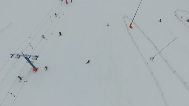 Estación de esquí en la temporada de invierno. Vista aérea . — Vídeo de stock