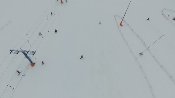 Ski-oord in het winterseizoen. Luchtfoto. — Stockvideo