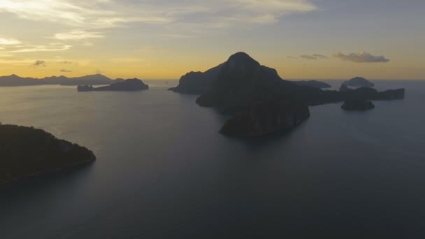 A bela baía ao pôr-do-sol. Vista aérea. — Vídeo de Stock