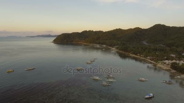 La hermosa bahía con barcos al atardecer. Vista aérea . — Vídeo de stock