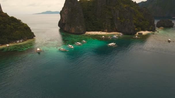 Tropikalnej plaży z łodzi, widok z lotu ptaka. Tropikalna wyspa. — Wideo stockowe