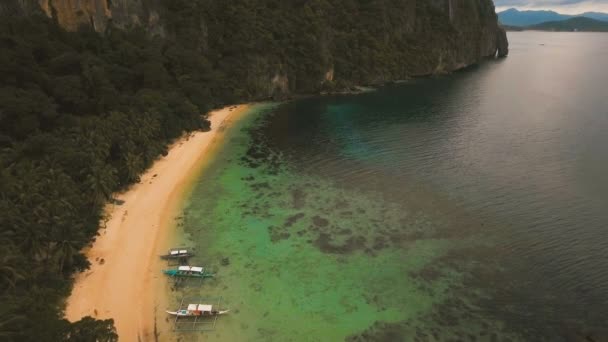Playa tropical con botes, vista aérea. Isla tropical . — Vídeos de Stock