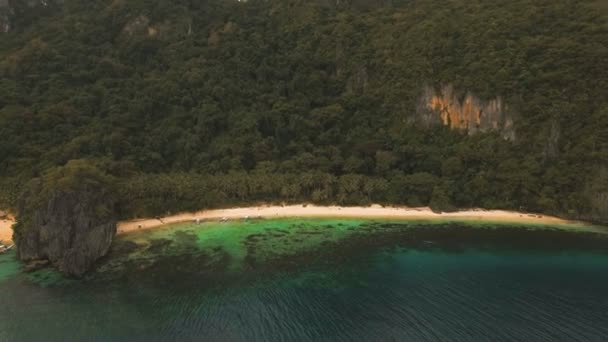 Playa tropical con botes, vista aérea. Isla tropical . — Vídeos de Stock