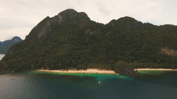 Plage tropicale avec bateaux, vue aérienne. Île tropicale . — Video