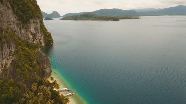 Tropical beach with boats, aerial view. Tropical island. — Stock Video