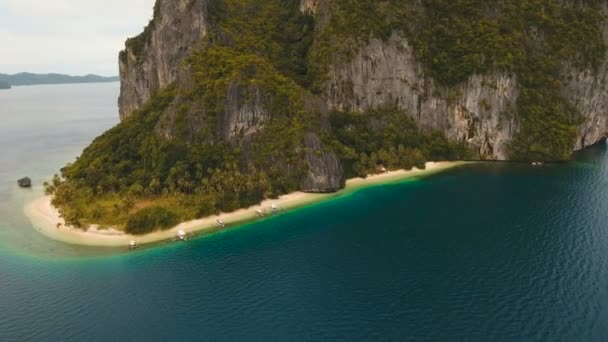 Playa tropical con botes, vista aérea. Isla tropical . — Vídeo de stock