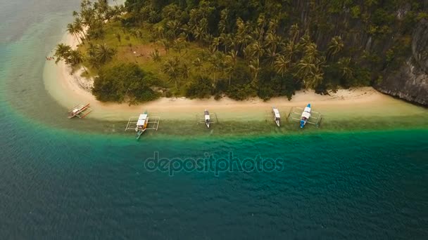 Tropisch strand met boten, luchtfoto. Tropisch eiland. — Stockvideo