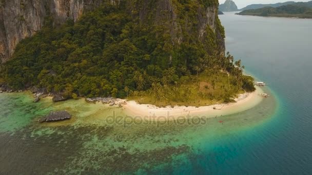 Playa tropical con botes, vista aérea. Isla tropical . — Vídeo de stock