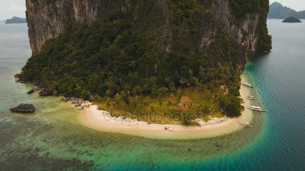 Playa tropical con botes, vista aérea. Isla tropical . — Vídeos de Stock