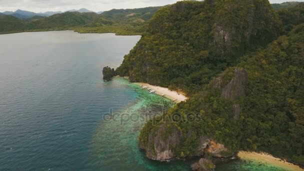 Tropical beach with boats, aerial view. Tropical island. — Stock Video