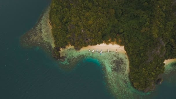 Playa tropical con botes, vista aérea. Isla tropical . — Vídeo de stock