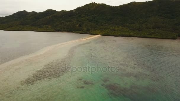 Пляж, вид с воздуха. Тропический остров . — стоковое видео