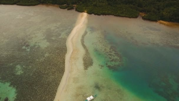 Prachtige tropisch strand, luchtfoto. Tropisch eiland. — Stockvideo