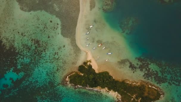 Prachtige tropisch strand, luchtfoto. Tropisch eiland. — Stockvideo