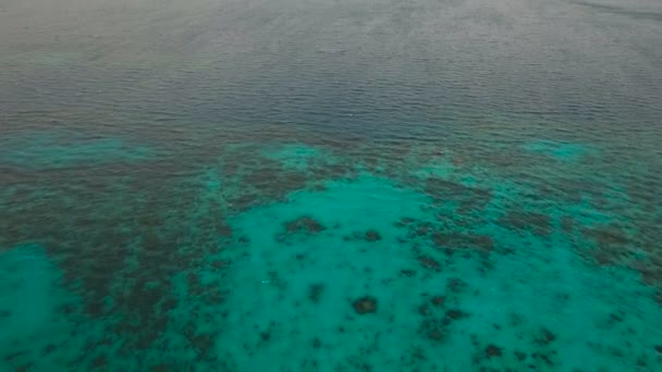 La belle baie vue aérienne. Îles tropicales . — Video