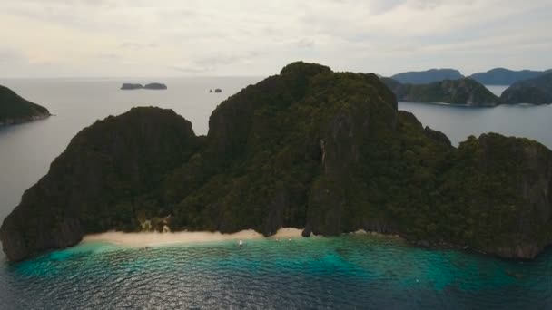 Tropisch strand, luchtfoto. Tropisch eiland. — Stockvideo