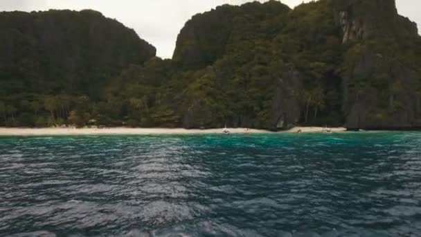 Plage tropicale, vue aérienne. Île tropicale . — Video