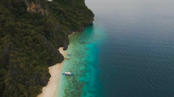 Tropical beach, légifelvételek. Trópusi sziget. — Stock videók