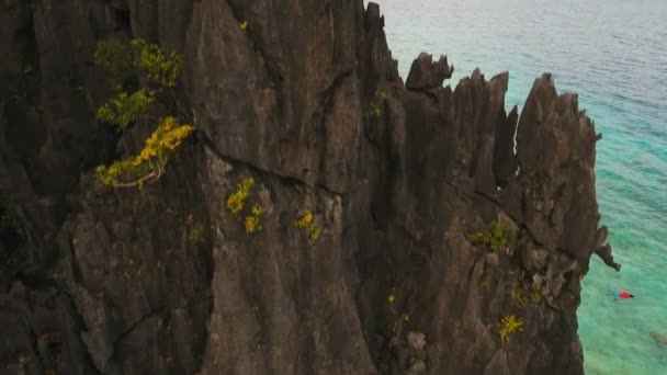 Praia tropical, vista aérea. Ilha tropical . — Vídeo de Stock