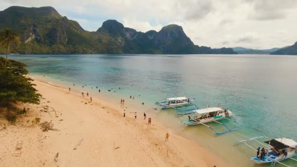 Plage tropicale avec bateaux, vue aérienne. Île tropicale . — Video