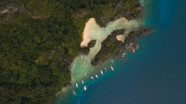 Güzel tropikal lagün, havadan görünümü. Tropik ada.