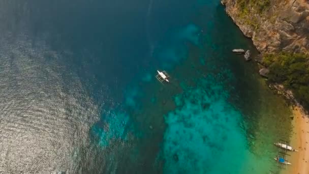 Motorboot auf dem Meer, Luftaufnahme. — Stockvideo