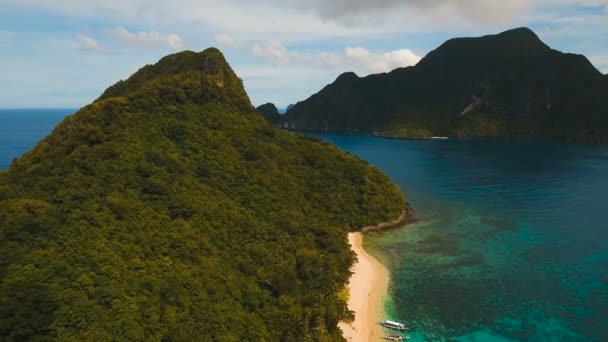 Playa tropical con botes, vista aérea. Isla tropical . — Vídeo de stock