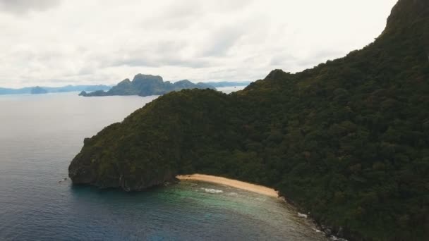 Plage tropicale, vue aérienne. Île tropicale .