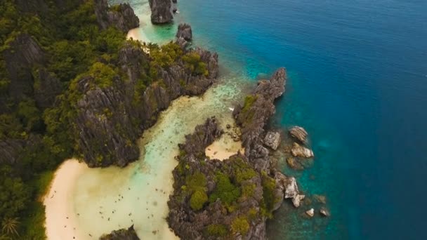 Belle lagune tropicale, vue aérienne. Île tropicale . — Video