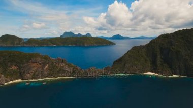 Tropik ada ve kumlu plajları, havadan görünümü. El Nido