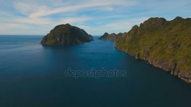 Tropik ada, havadan görünümü. El Nido