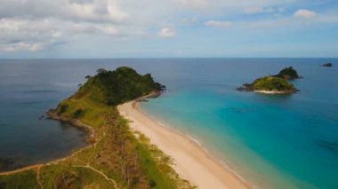 Hava güzel bir plaj tropikal bir adada görüntüleyin. Filipinler, El Nido.