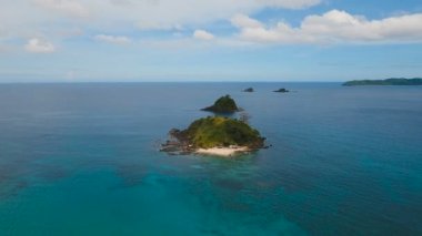 Hava güzel bir plaj tropikal bir adada görüntüleyin. Filipinler, El Nido.