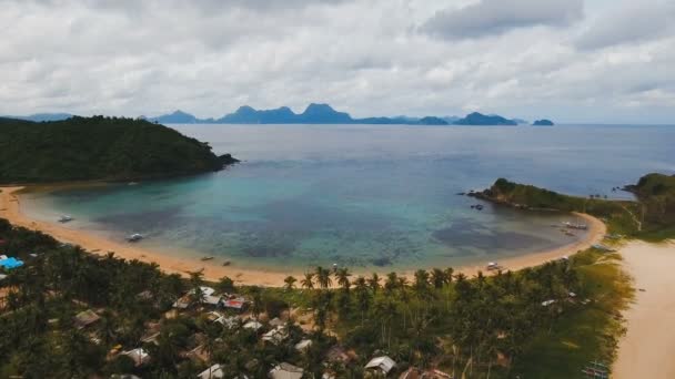Вид с воздуха красивый пляж на тропическом острове. Филиппины, El Nido . — стоковое видео
