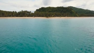 Hava güzel bir plaj tropikal bir adada görüntüleyin. Filipinler, El Nido.