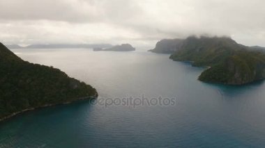 Dağlar taşlar havadan görünümü güzel koy. Tropik adaları.
