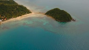 Hava güzel bir plaj tropikal bir adada görüntüleyin. Filipinler, El Nido.